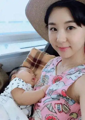 盘点女明星抱娃姿势,baby有爱,杨幂霸气,张梓琳大长腿超抢镜
