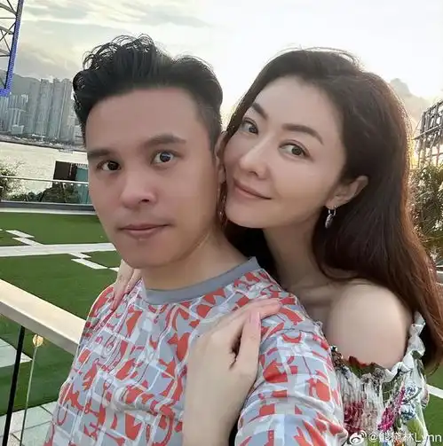 熊黛林夫妇带双胞胎女儿出游,小姐妹暴风抽高,颜值不相上下
