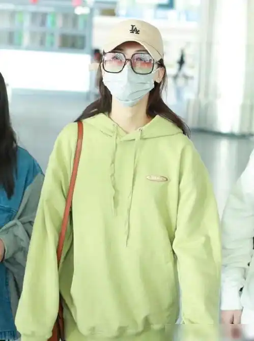 吴谨言薄荷绿卫衣配牛仔裤,娇嫩清纯却被吐槽腿弯到不能看
