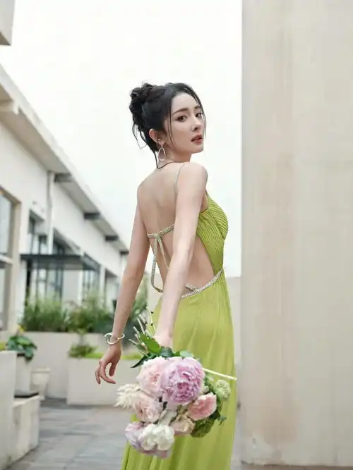 杨幂还是那么敢穿,掐腰裙风情万种,曲线柴而不瘦很风韵
