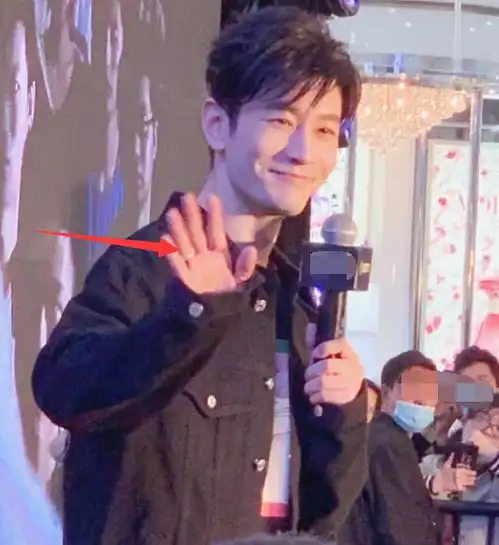 媒体曝baby深夜发文我离婚了,黄晓明贱卖豪宅分财产男方发声明否认婚变
