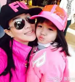 组图街拍钟丽缇母女装显温馨
