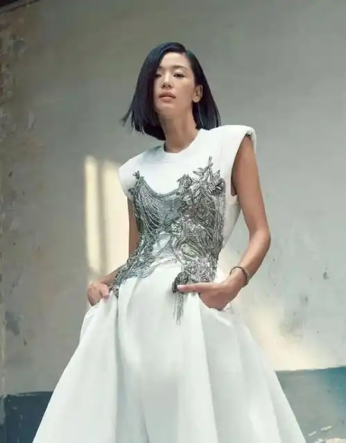 全智贤身材暴瘦似变了个人眼窝凹陷排骨胸抢镜,39岁看起来像49
