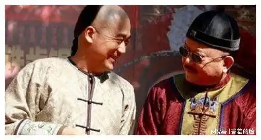 纪晓岚上朝官服反穿,乾隆见了不明所以,和珅却吓得忙磕头谢罪
