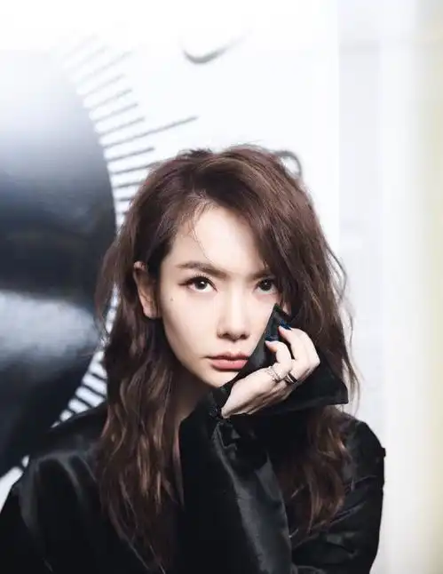 羊毛卷泡面头都过时了,今年流行海藻卷,减龄又时髦
