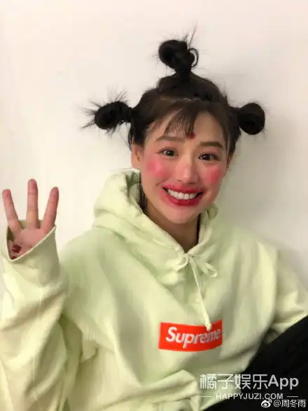 周冬雨马思纯晒对方丑照,这俩人又来互黑了...
