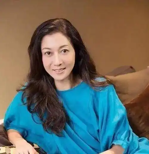 谁能想到,她能沦落至此50岁进厂打工,女儿还在捡垃圾
