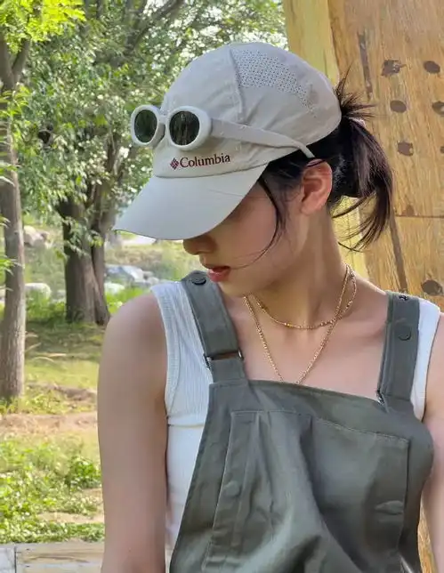 张婧仪晒公园松弛感照片穿背带裤少年感满满
