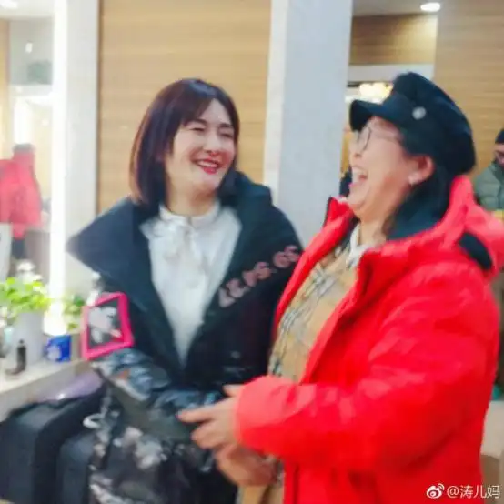杜海涛妈妈晒与谢娜合照,暴露谢娜最丑一面,眼角塌的严重
