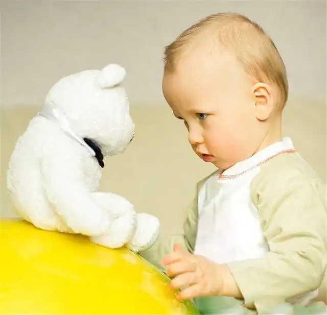 孩子内向不善交际怎么办家长掌握这3点,帮孩子建立自信
