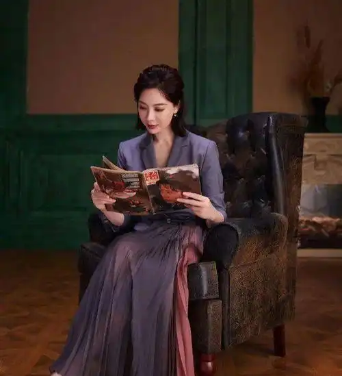 陈数和董卿的西服裙穿搭,优雅知性的女人一定不能错过
