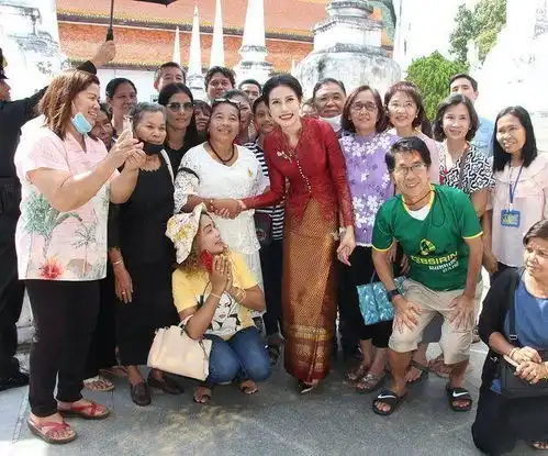 诗妮娜为了美超拼硬塞s码蕾丝衣用力过度,大饼脸满是油光好尬
