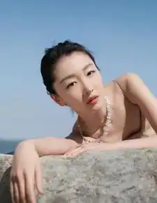 影后周冬雨破罐子破摔挑战吊带裙,网友孩子只能喝奶粉了
