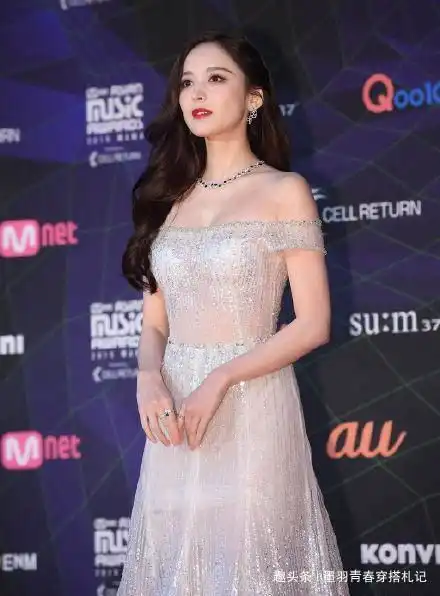 娜扎亮相韩国红毯,抹胸长裙大波浪风情万种,被称为神奇美女
