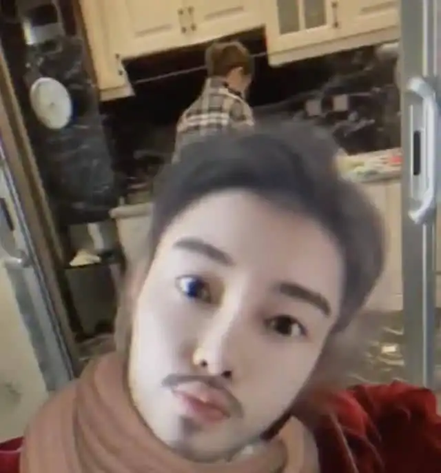 李小璐成为炫女狂魔,还疑似模仿贾乃亮,网友高喊复合
