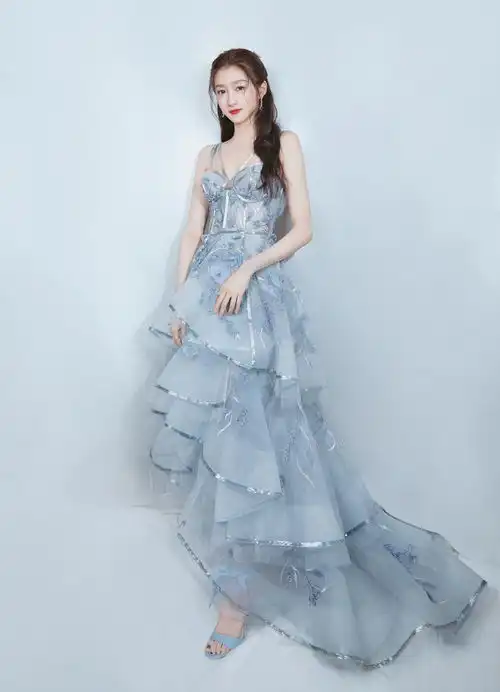 组图关晓彤李沁pk同款蓝色系礼服谭松韵蕾丝星光裙仙气飘飘
