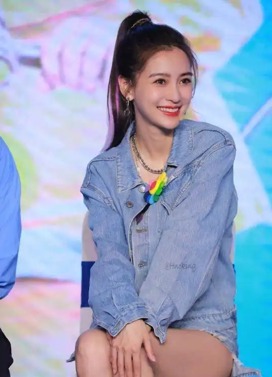 秦岚造型好飒呀绿色亮片露肩裙港风复古,神级容颜又美又仙
