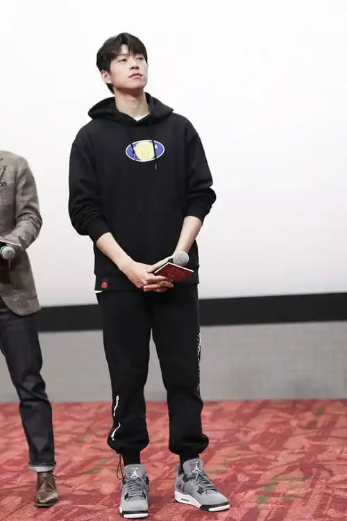 白百何被这衣服坑惨了,穿网兜装上身变短,西瓜臀太显胖
