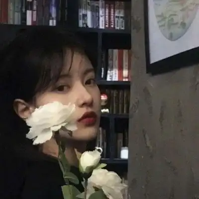 分手失恋让人心疼的伤感女生头像盐以待人甜以待已
