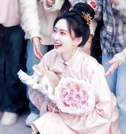 9美女齐聚金庸武侠世界包上恩众星捧月哈妮克孜绝对惊艳
