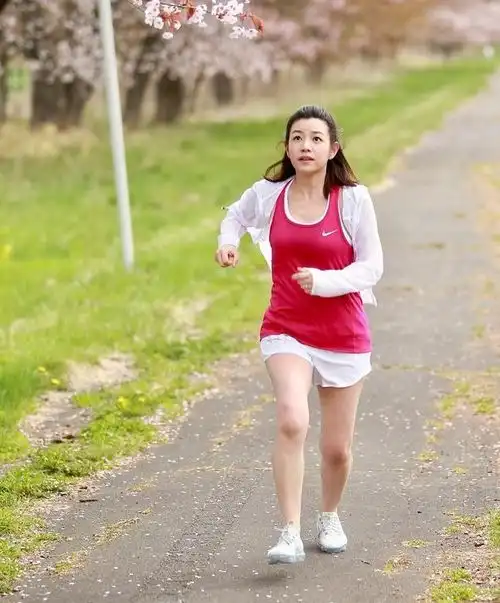 陈妍希跑步一个月,体重没降腿变粗,是什么原因跑步3要素记好
