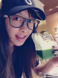 谢娜缺席大本营归期不定宋茜代班撅嘴啃西瓜
