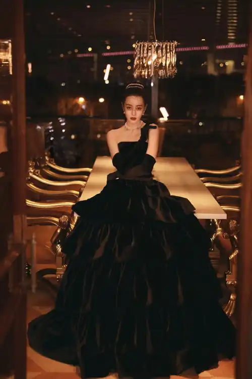 迪丽热巴短发造型变复古名伶,羽毛礼裙风情万种,网友美到窒息
