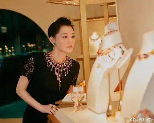 为什么女生爱抱团
