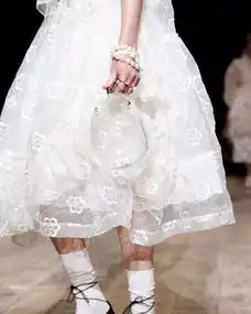 伦敦时装周惊现飘飘欲仙的青花瓷纱裙simonerocha演绎最具少女心的中国风
