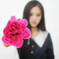 玫瑰火热的姑娘qq女生头像
