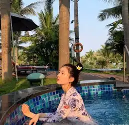 江疏影晒泳池照,模样娇俏可爱
