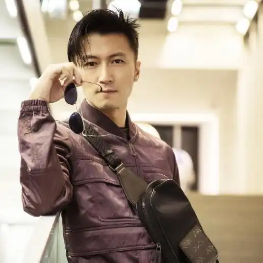 刘德华怎么也没想到,当年亲的一个婴儿,长大后却把他踢出神坛
