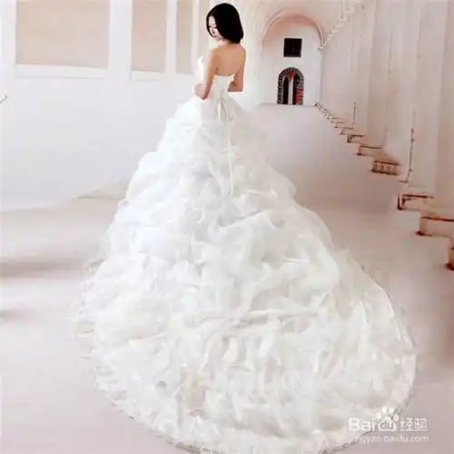 教你如何挑选到一款适合自己婚礼的婚纱
