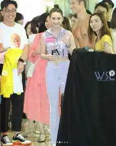 赌王最美千金分享近照,何超莲热恋超幸福,一人吃五块蛋糕好胃口
