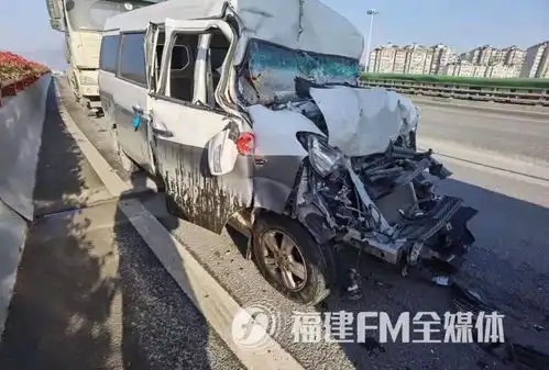 突发福州三环,严重追尾司机被紧紧卡住
