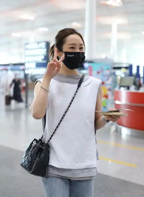 李纯的造型你懂吗叠穿三件背心走机场,别说,还真挺时尚
