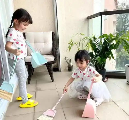 熊黛林晒双胞胎女儿日常照,姐妹俩主动帮妈妈做家务,贴心又懂事
