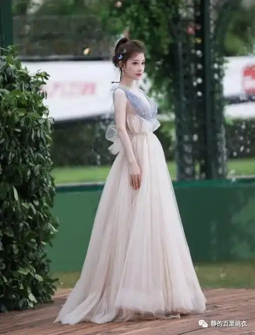 冯提莫小个子穿出气场,大露背浅色礼服裙仙气飘飘,超级唯美
