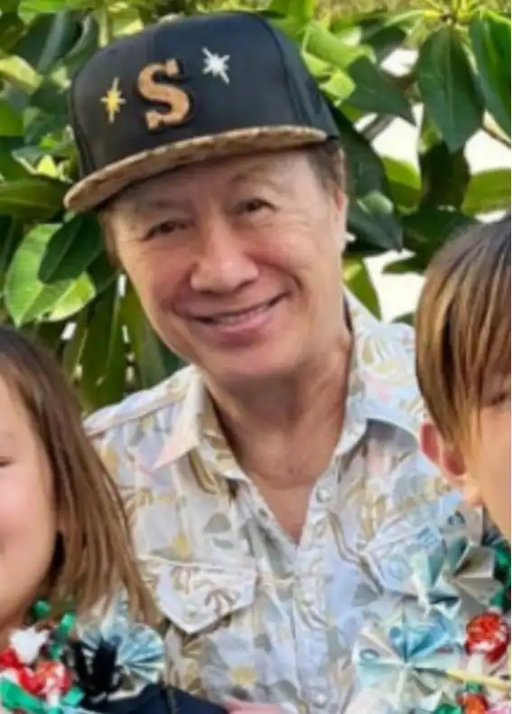 73岁许冠杰晒照皮肤松弛满脸皱纹难认出,一家六人笑容像复制
