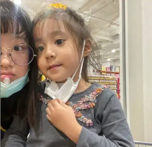 大女儿梧桐妹晒与两个妹妹温馨同框,贾静雯同时晒写真逆龄十足
