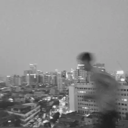 一瞬间情绪低落很过会过去,黑白头像男生伤感堕落背影图片
