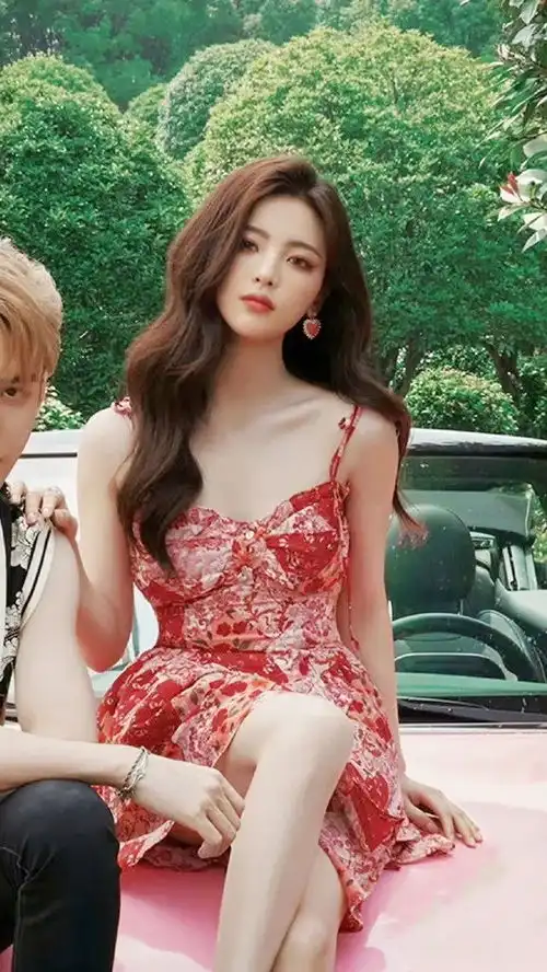 杨超越,夏日里的一抹温柔,养眼迷人
