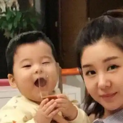 32岁李小萌近照这么漂亮,难怪丈夫12年无绯闻,连吻戏都不接
