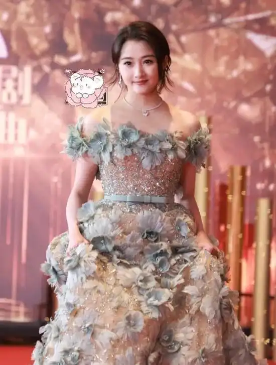 上海这一夜,胡歌显疲态关晓彤发型乱,却被穿香奈儿的周迅惊艳
