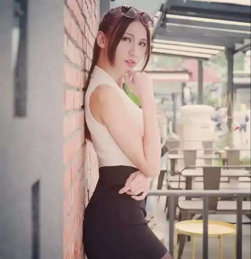 小吊带背心的美女,紧身小蛮腰清爽又美丽,喜欢吗
