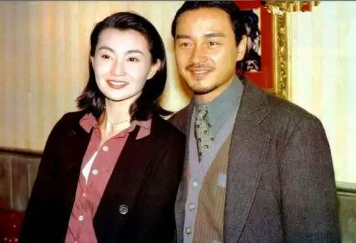 无法重拍瞬间穿情侣装的张国荣唐鹤德,双下巴的梅艳芳,飞踢门牌的李小龙

