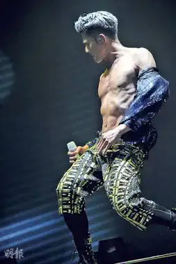 郭富城英国个唱秀肌肉万名观众合唱生日歌
