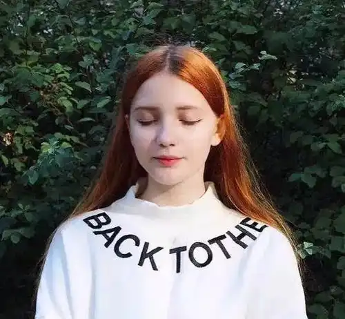 春天染头出个彩,什么颜色最好看
