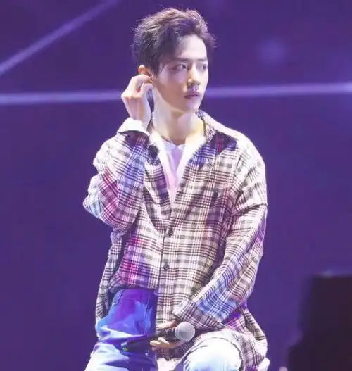 肖战又斩获年度霸屏男演员,王一博没上榜,上榜的人更是没想到
