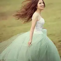 色调为薄荷绿的女生头像
